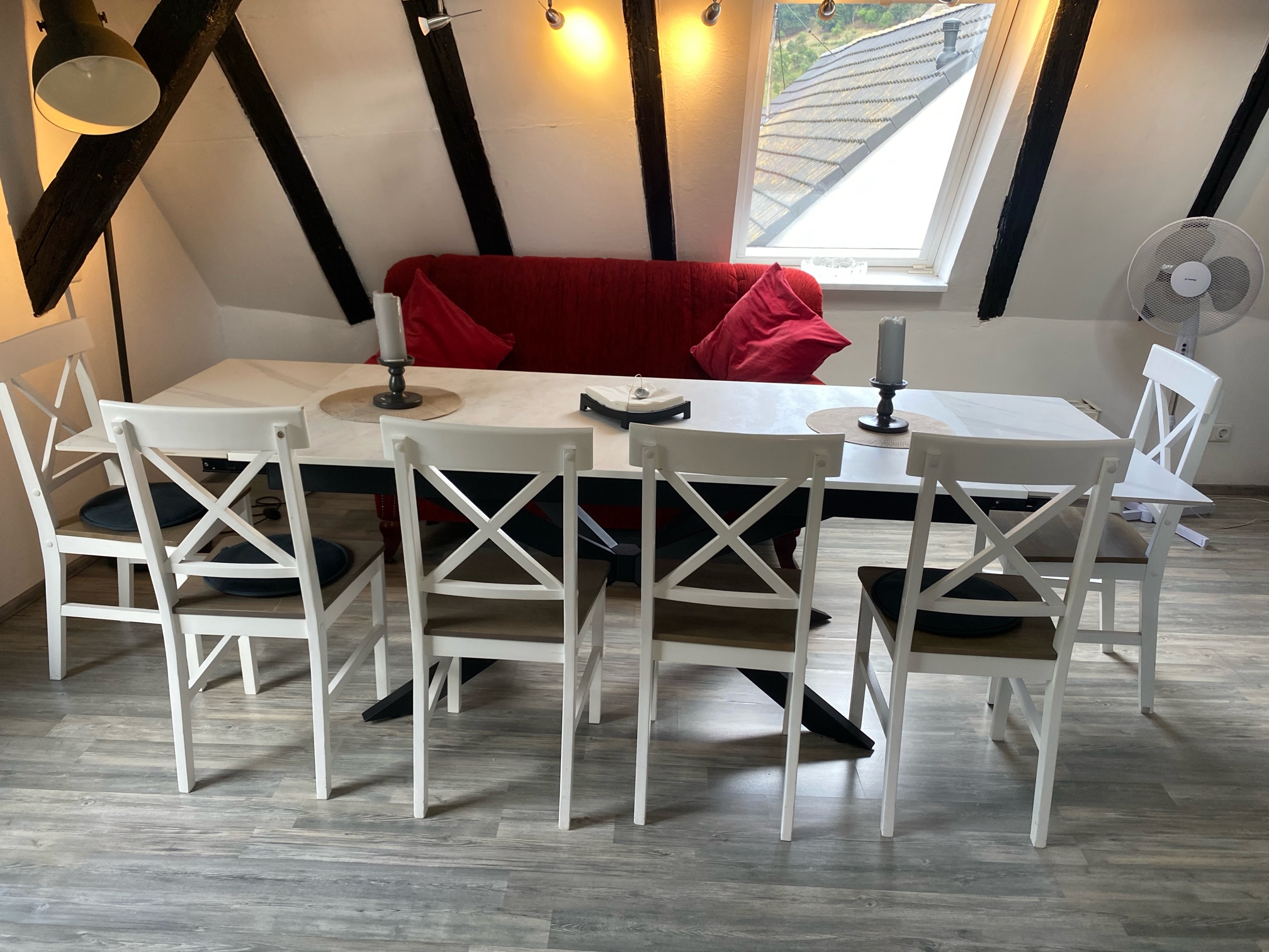 Essbereich und historisches Fachwerkgebälk in der Ferienwohnung Altes Gebälk