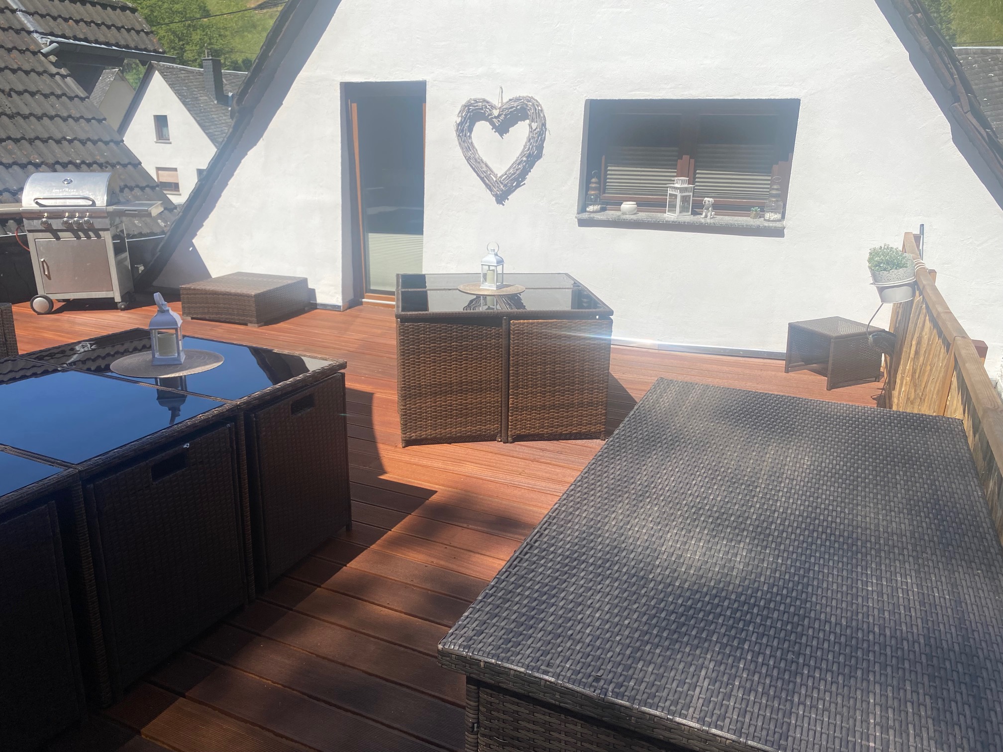 45 m² große Bankirai-Holzterrasse mit Lounge-Möbeln und großem Gasgrill