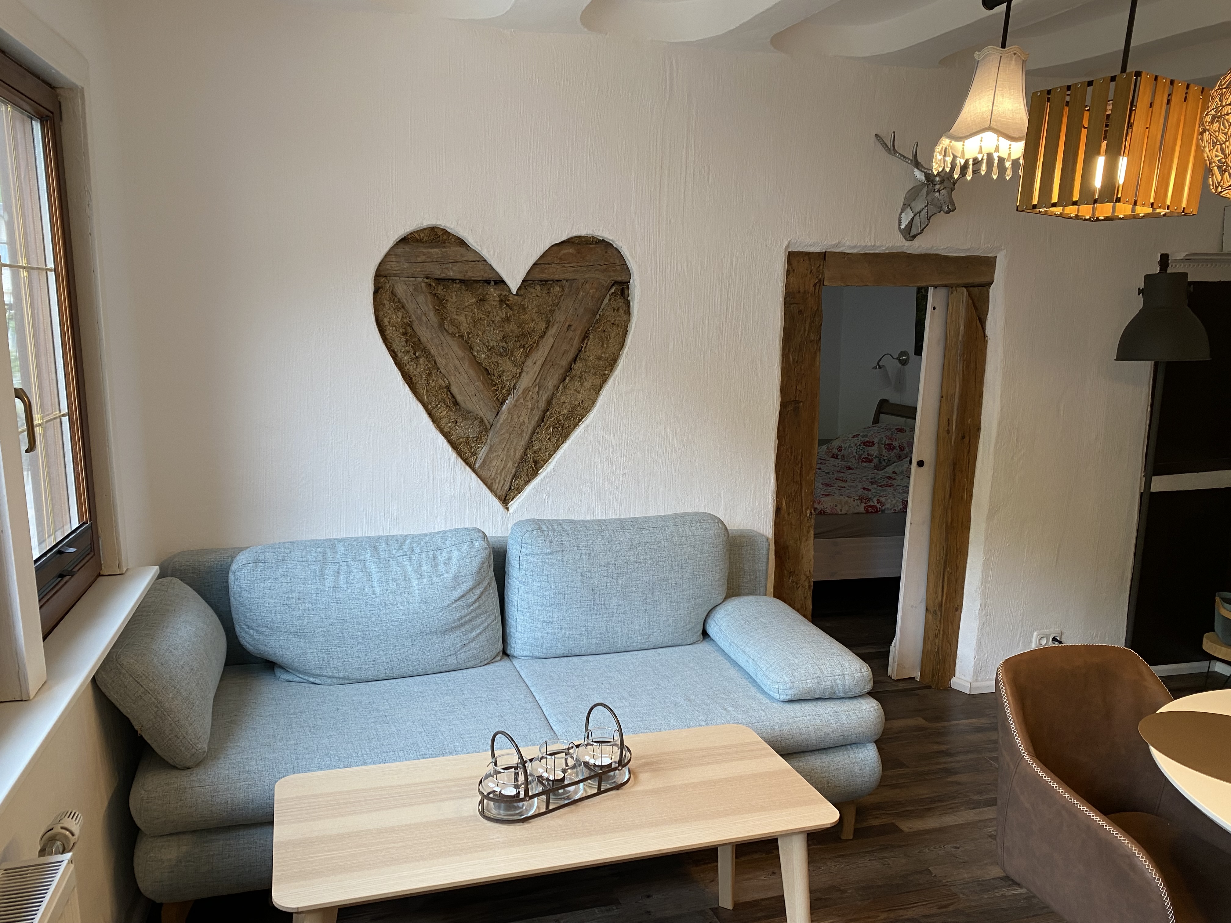 Wohnbereich mit Schlafcouch in der Ferienwohnung Burgruine