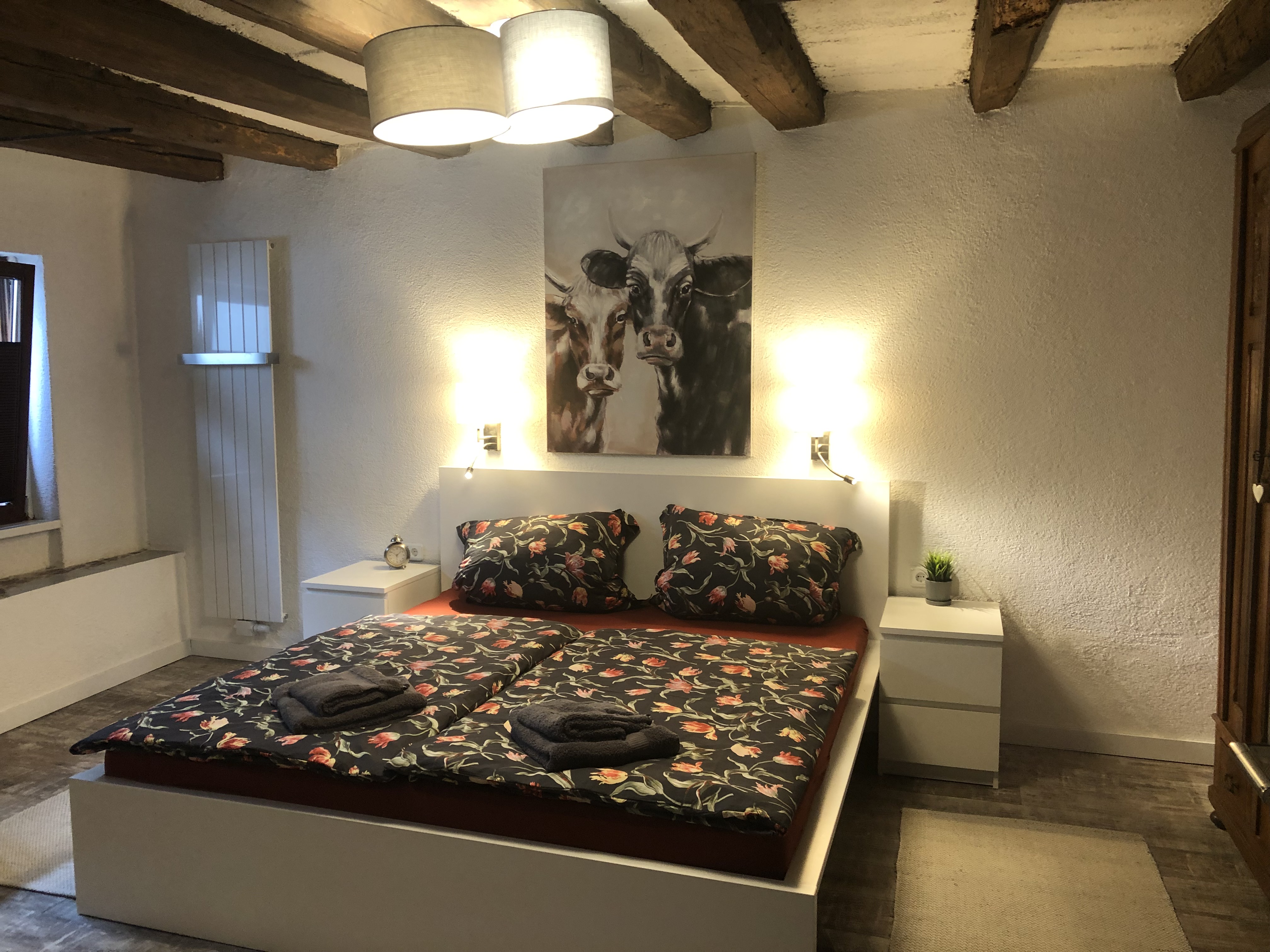 Schlafzimmer mit 180 cm Doppelbett und historischem Fachwerk-Charme