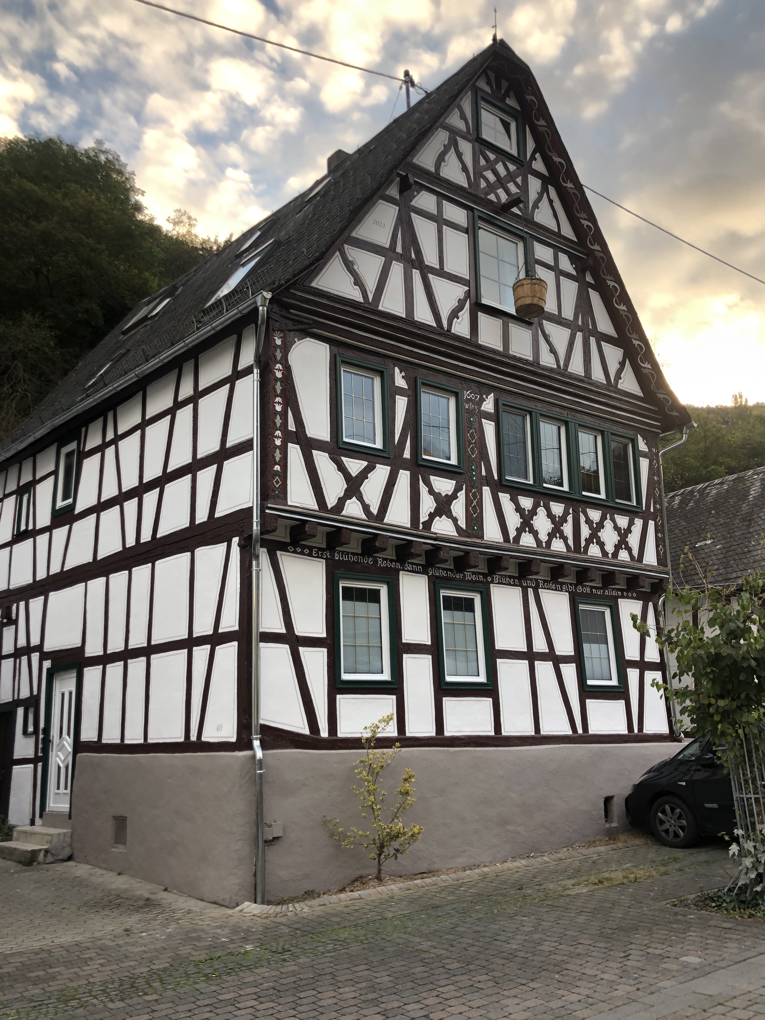 Historisches Fachwerkhaus von 1607 in Bacharach-Steeg mit gemeinsamen Haupteingang